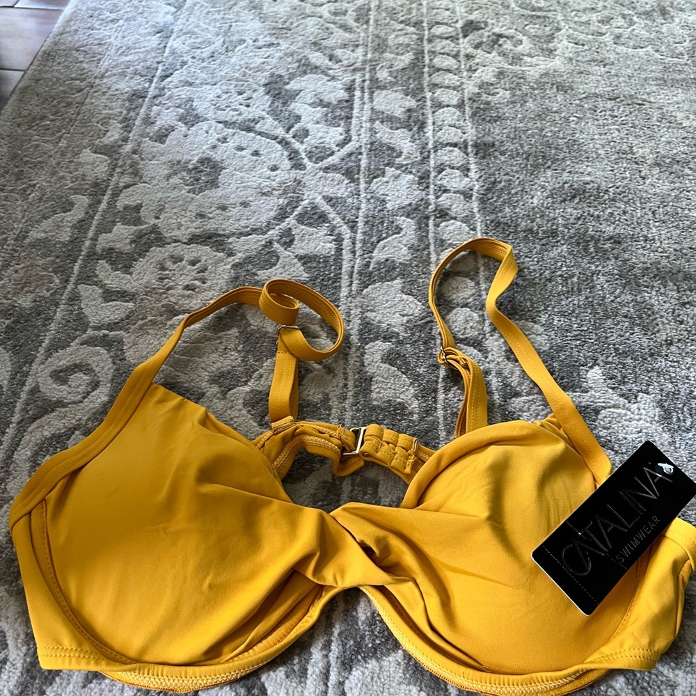 Catalina Women's Standard Twist Front Underwire Bikini Top
Size M